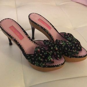 Betsey Johnson 6 rose wooden kitten heels retro